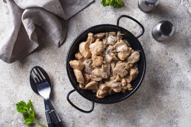 Mantarlı haşlanmış tavuk filetosu