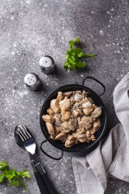 Mantarlı haşlanmış tavuk filetosu