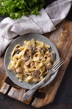 makarna tavuk ve mantar ile