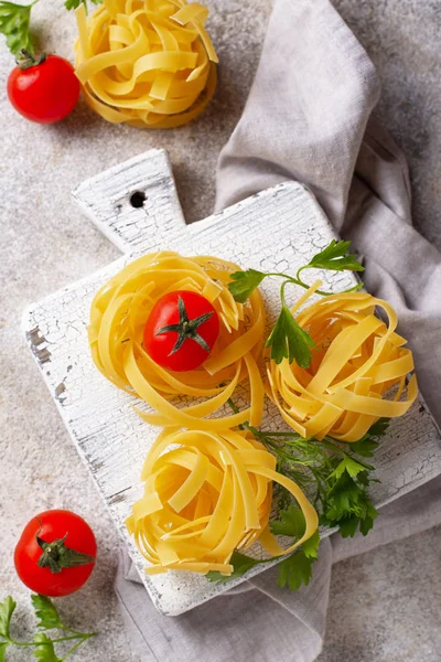 Tagliatelle de pasta cruda o fettuccine — Foto de Stock