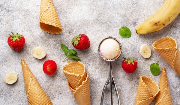 Domácí jahodová zmrzlina — Stock fotografie