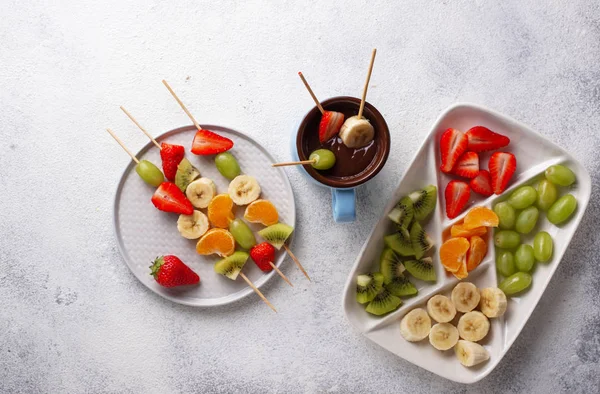 Fondue de chocolate doce com frutas — Fotografia de Stock