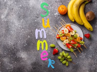 Meyve şiş, sağlıklı yaz atıştırmalıkları