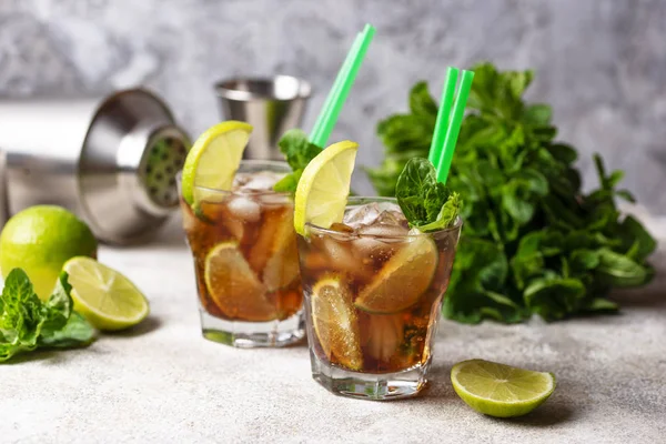 Cuba Libre cocktail med mynta och lime — Stockfoto