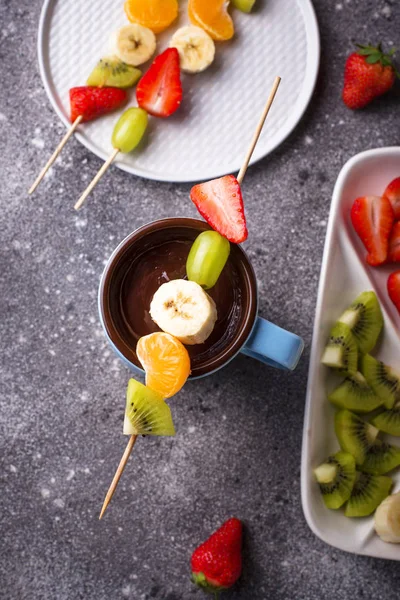 Fondue de chocolate doce com frutas — Fotografia de Stock