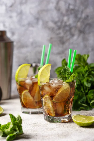 Cuba Libre cocktail med mynta och lime — Stockfoto