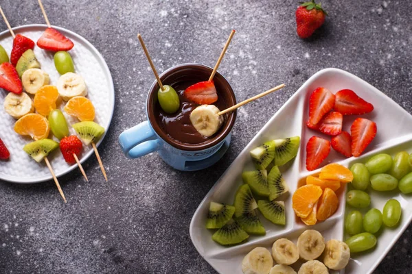 Fonduta di cioccolato dolce con frutta — Foto Stock