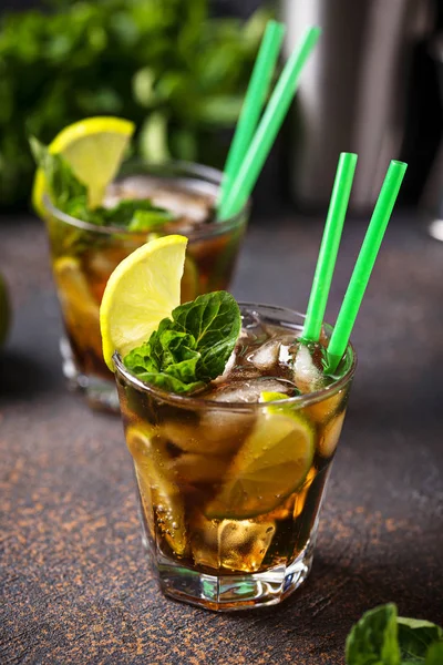 Cuba Libre cocktail med mynta och lime — Stockfoto