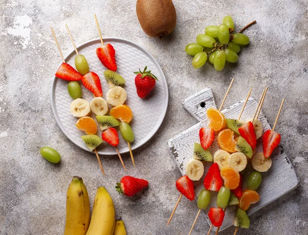 Espetos de frutas, lanche saudável de verão — Fotografia de Stock