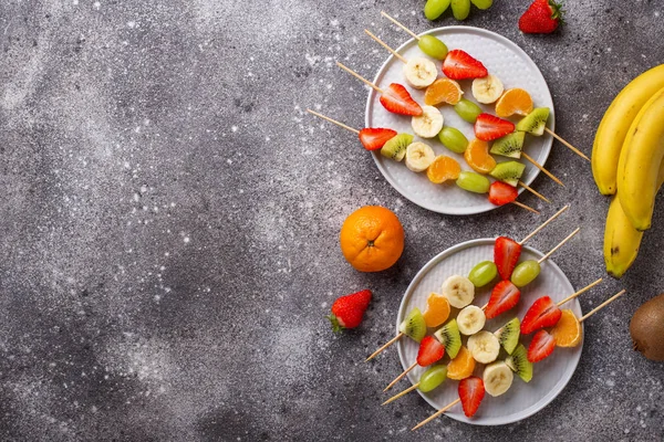 Espetos de frutas, lanche saudável de verão — Fotografia de Stock