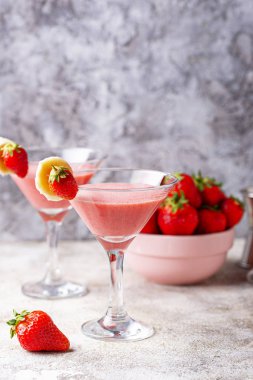 Tatlı yaz çilek alkollü kokteyl