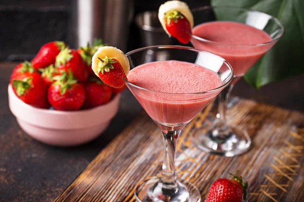 Zoete zomer aardbei alcoholische cocktail — Stockfoto