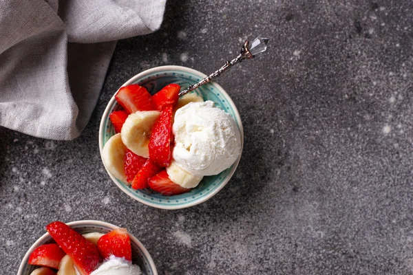 Dolce alla fragola, banana e gelato — Foto Stock