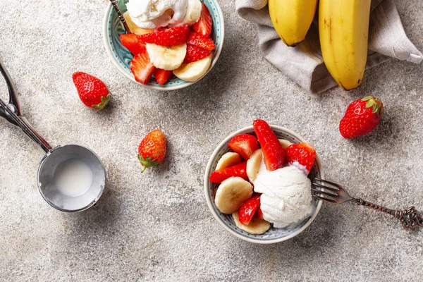 Dolce alla fragola, banana e gelato — Foto Stock