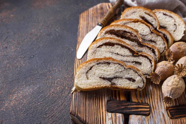 Sött bröd med vallmofrön — Stockfoto