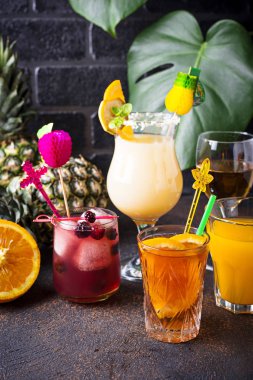 Farklı yaz kokteylleri seti