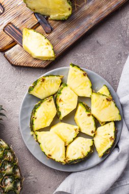 Plaka üzerinde dilimlenmiş olgun ananas