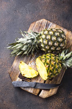 Kesme tahtasında dilimlenmiş ananas