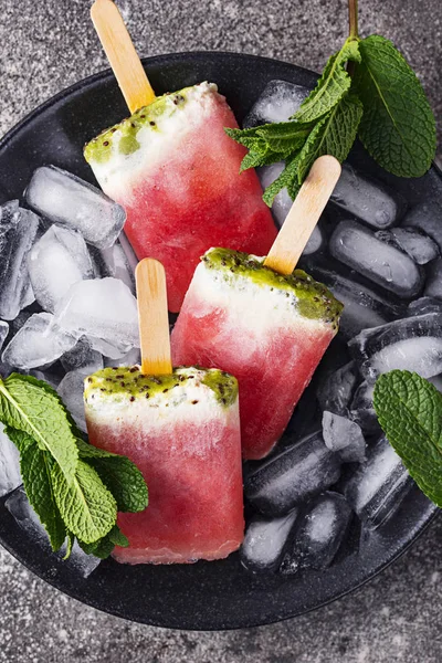 Hausgemachte Eis am Stiel in Form einer Wassermelone — Stockfoto