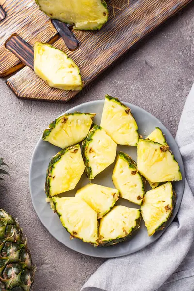 Plaka üzerinde dilimlenmiş olgun ananas