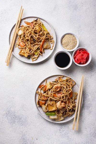 Fideos asiáticos con gambas y verduras —  Fotos de Stock