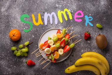 Meyve şiş, sağlıklı yaz atıştırmalıkları