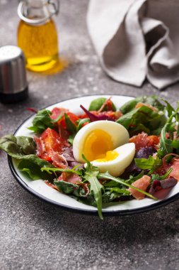 Jambon, domates ve yumurta ile sağlıklı salata