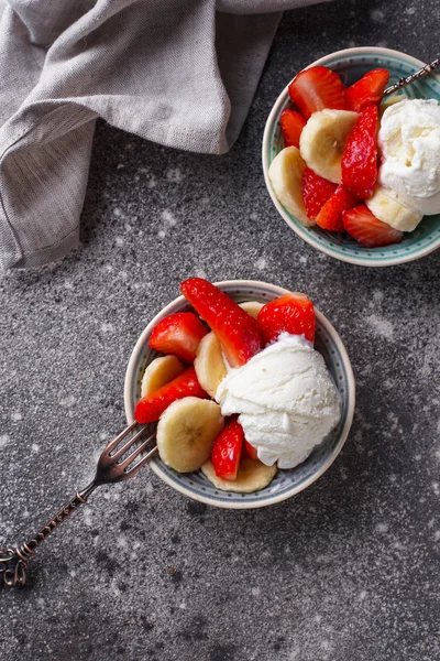 Strawberry, banana and ice cream dessert — Stock Photo, Image