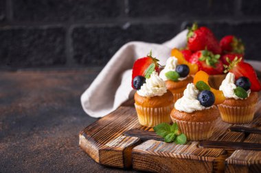 딸기와 크림 컵 케이크