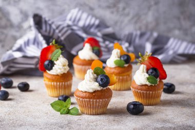 딸기와 크림 컵 케이크