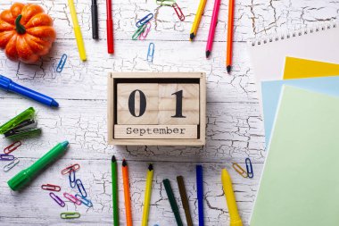 Öğrenciler için farklı renkli kırtasiye