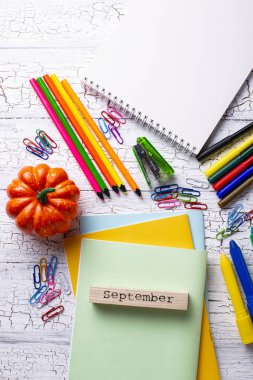 Öğrenciler için farklı renkli kırtasiye