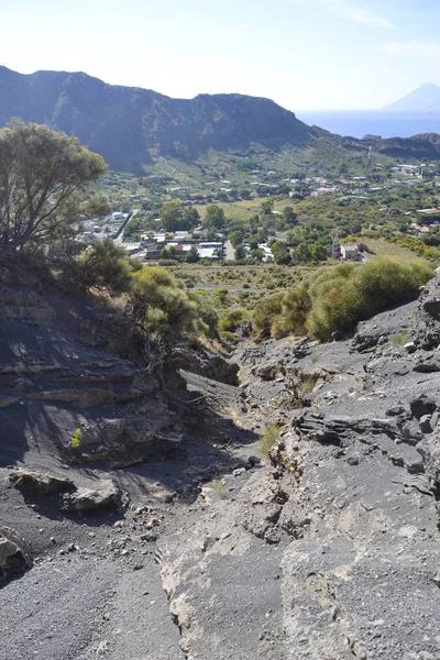 Paesaggio dell'isola vulcanica in Sicilia — Foto Stock
