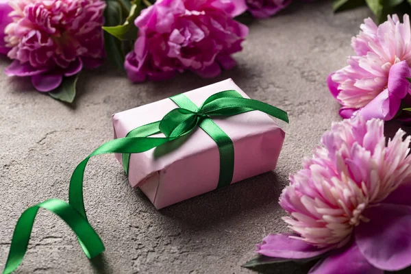 Růžové Peony a dárkové skříňky — Stock fotografie