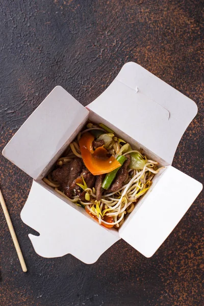 Fideos asiáticos con carne y verduras —  Fotos de Stock