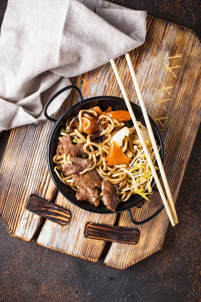 Fideos asiáticos con carne y verduras —  Fotos de Stock