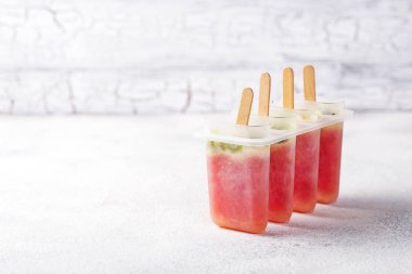 Karpuz şeklinde ev yapımı popsicles