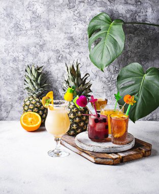 Farklı yaz kokteylleri seti