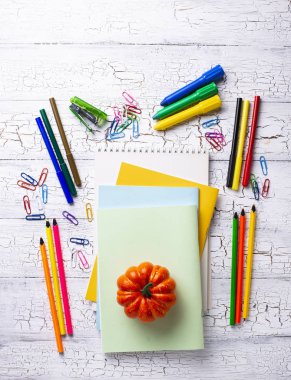 Öğrenciler için farklı renkli kırtasiye