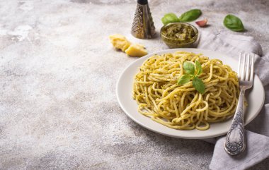 İtalyan spagetti makarna pesto sos ile