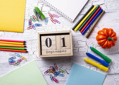 Öğrenciler için farklı renkli kırtasiye