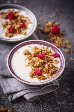 Granola yoğurt ve kurutulmuş frambuaz