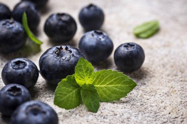 Açık arka planda taze yaban mersini