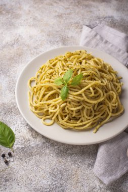 İtalyan spagetti makarna pesto sos ile