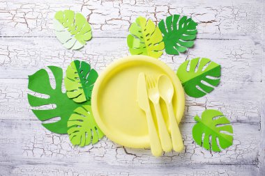 Sarı tabaklar ile yaz partisi masa ayarı