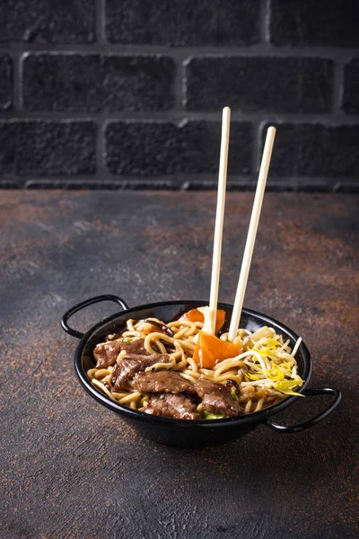 Fideos asiáticos con carne y verduras —  Fotos de Stock