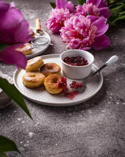 Домашние пончики с вареньем из роз — стоковое фото