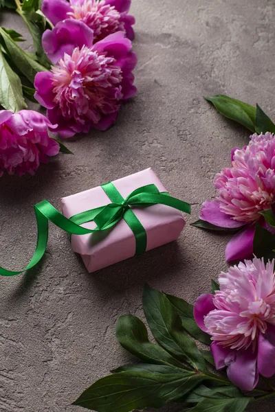 Růžové Peony a dárkové skříňky — Stock fotografie