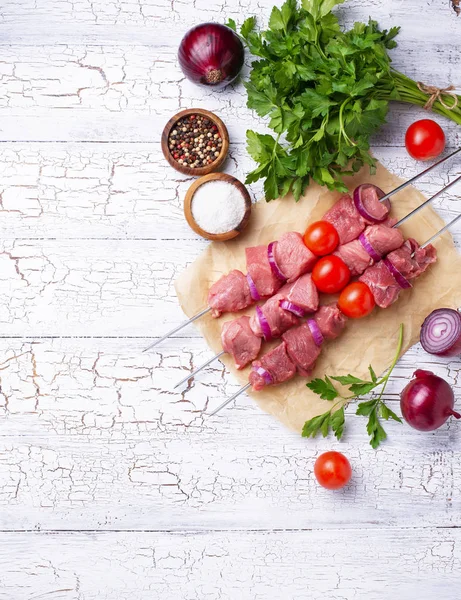 Brochetas de shish crudas con tomates — Foto de Stock