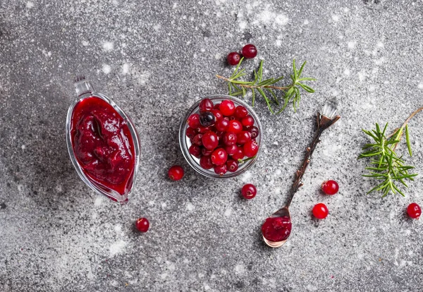 Molho de cranberry com alecrim e baga fresca — Fotografia de Stock